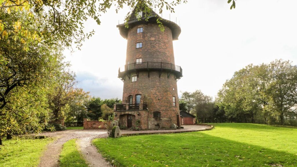 Tradiční anglický větrný mlýn přestavěný na bydlení má své kouzlo zevnitř i zvenku